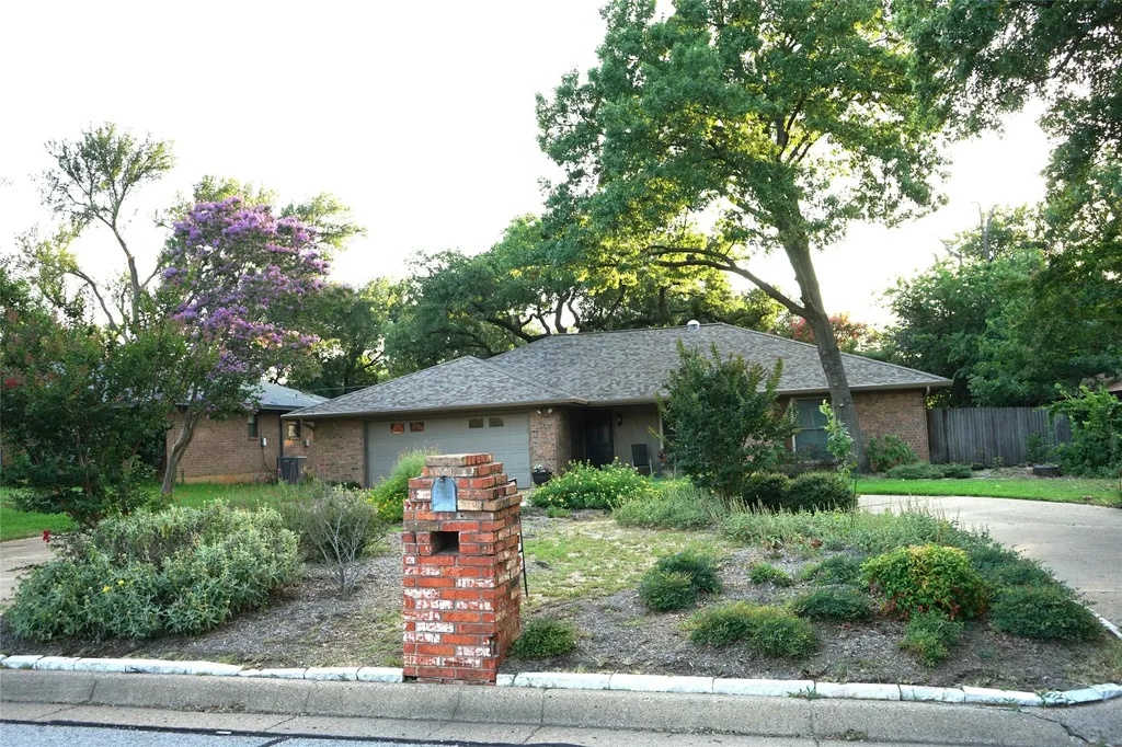 2504 Avonhill Drive Arlington TX 76015