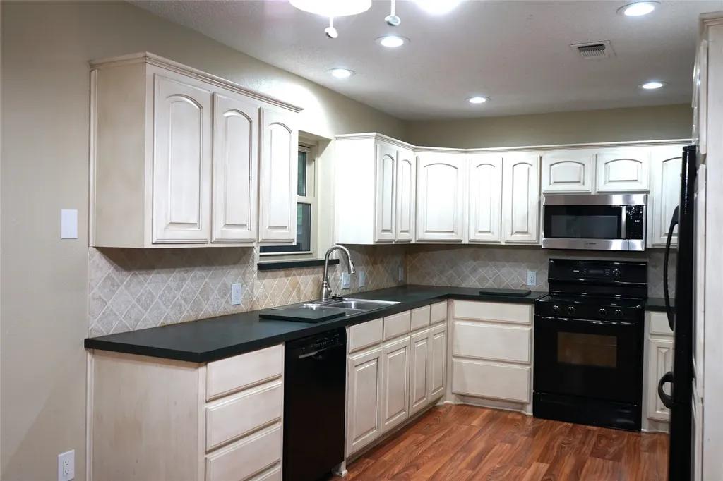 2504 Avonhill Drive Arlington TX 76015