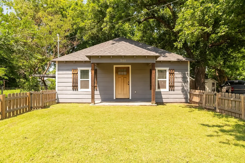 205 E Nelson Street Bowie TX 76230