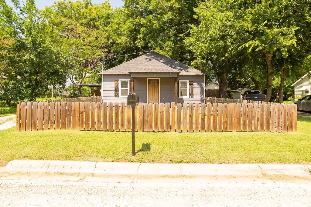 205 E Nelson Street Bowie TX 76230
