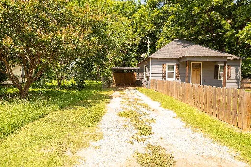 205 E Nelson Street Bowie TX 76230