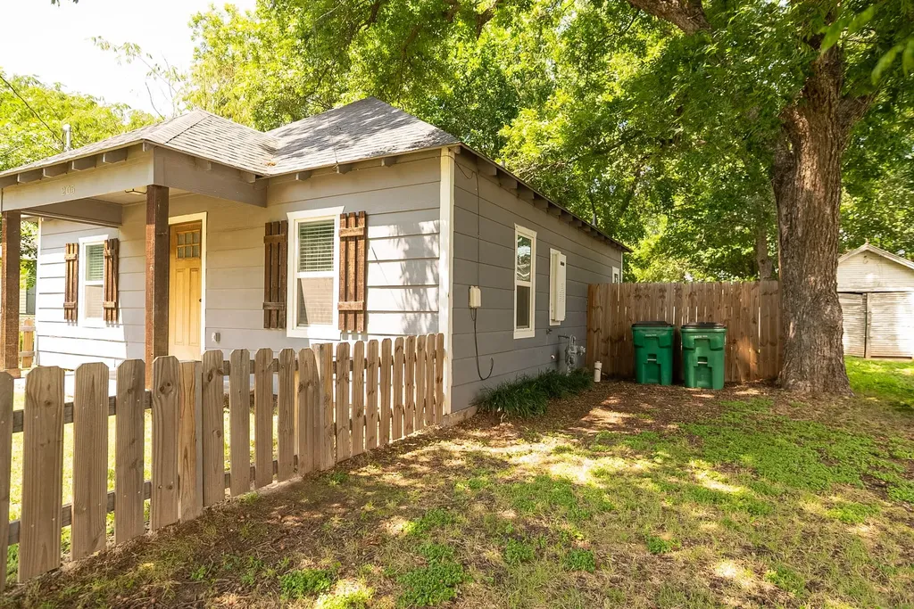 205 E Nelson Street Bowie TX 76230