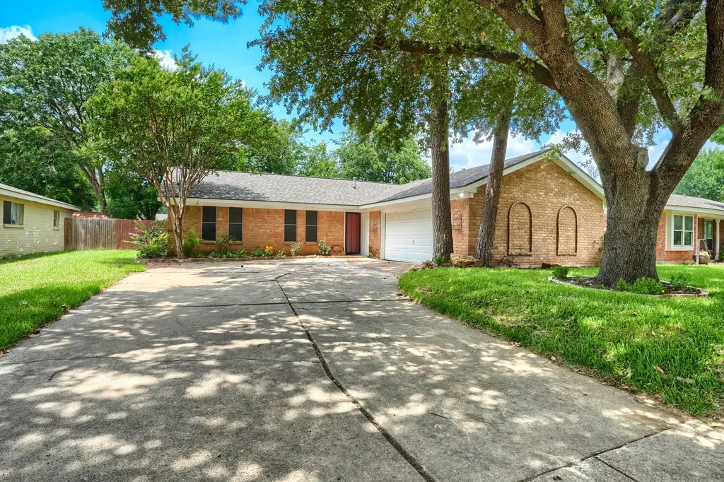 821 Prestwick Street Bedford TX 76022