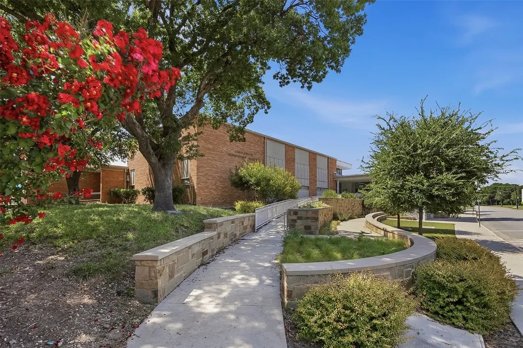 4320 Bellaire Drive S Fort Worth TX 76109