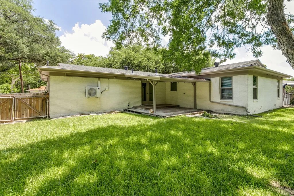 1126 Warden Street Benbrook TX 76126