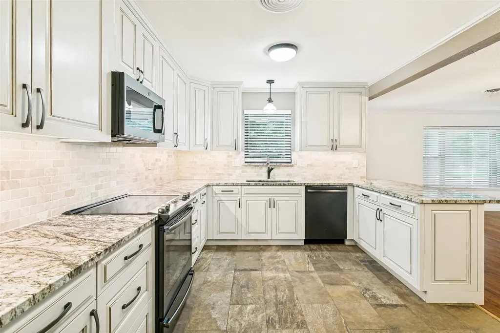1126 Warden Street Benbrook TX 76126