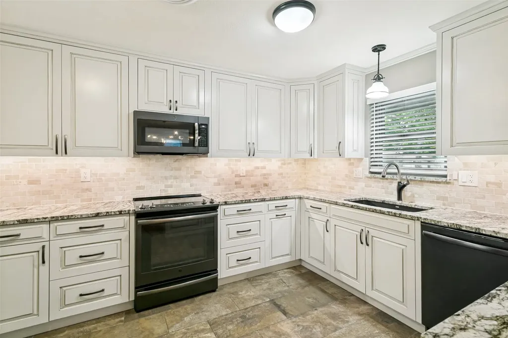 1126 Warden Street Benbrook TX 76126
