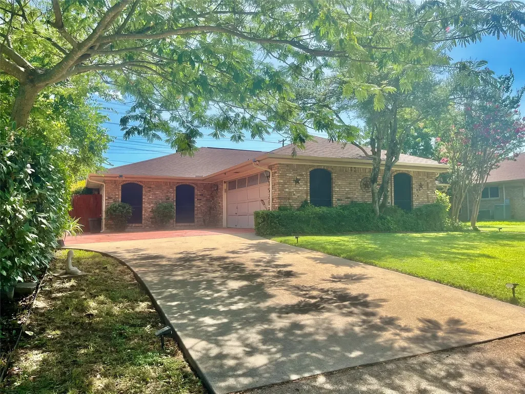 1826 Green Tree Lane Duncanville TX 75137