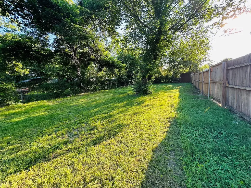 107 N Dwight Avenue Dallas TX 75211