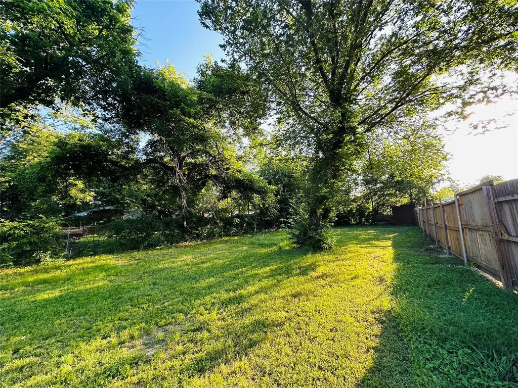 107 N Dwight Avenue Dallas TX 75211
