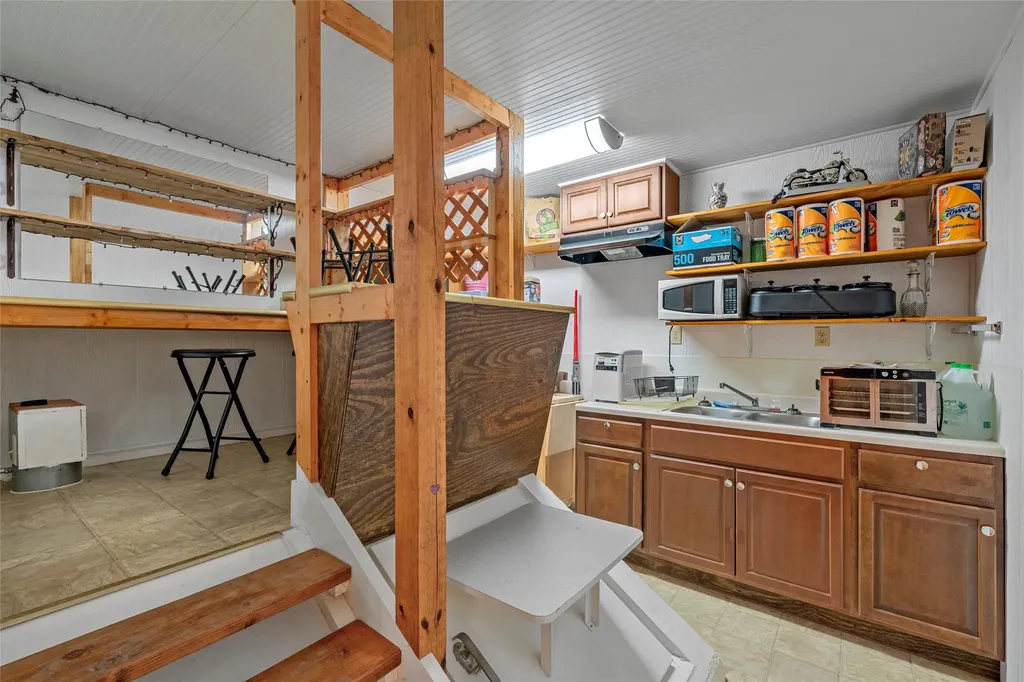 586 Fm 1242 Abbott TX 76621