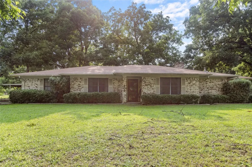 209 N Harrison Street Roxton TX 75477