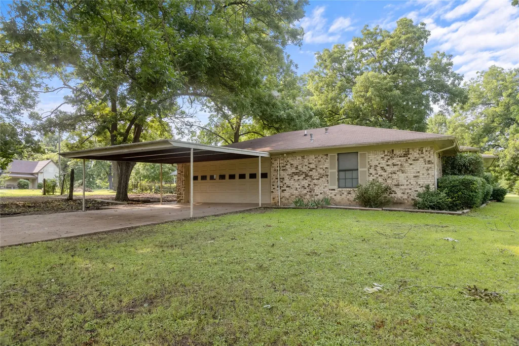 209 N Harrison Street Roxton TX 75477