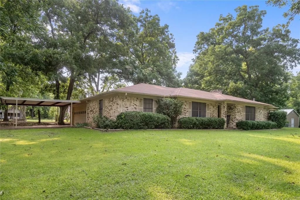 209 N Harrison Street Roxton TX 75477