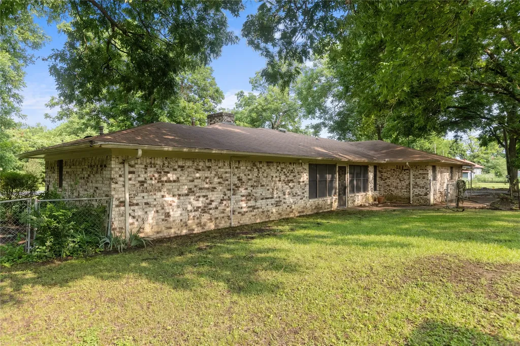 209 N Harrison Street Roxton TX 75477