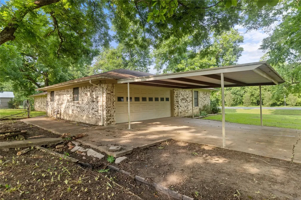 209 N Harrison Street Roxton TX 75477