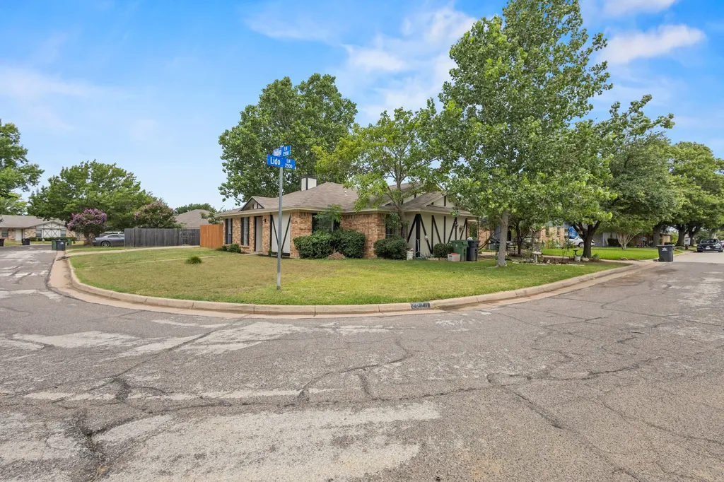 2526 Lido Lane Arlington TX 76015