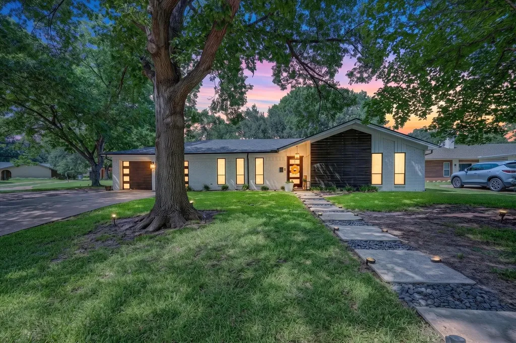 8920 Kincaid Drive Benbrook TX 76116