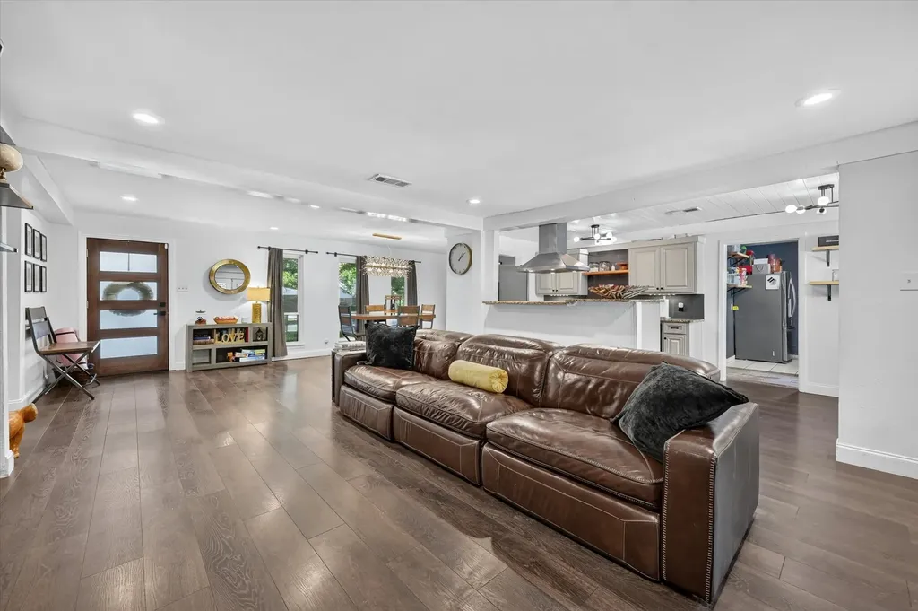 8920 Kincaid Drive Benbrook TX 76116