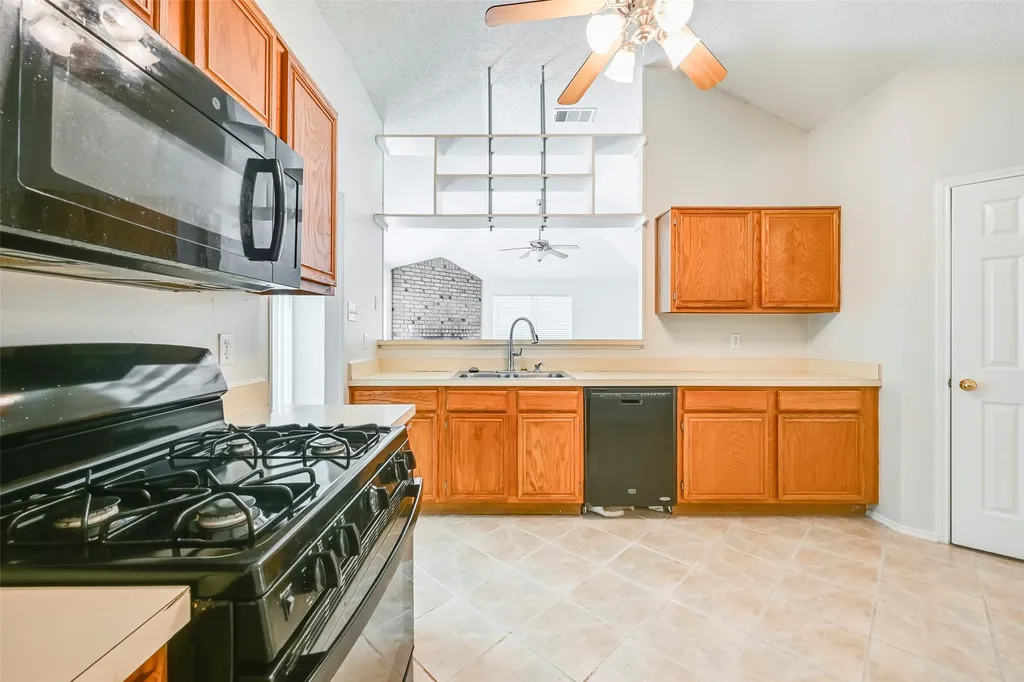 2822 White Oak Drive Grand Prairie TX 75052