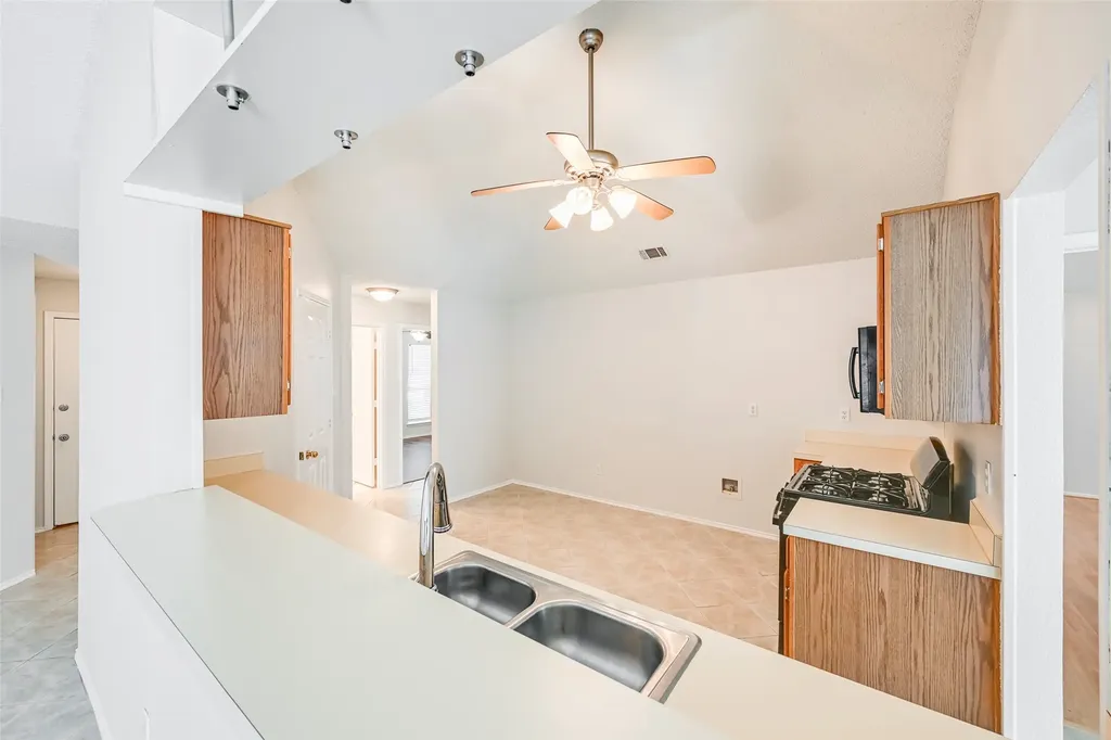 2822 White Oak Drive Grand Prairie TX 75052