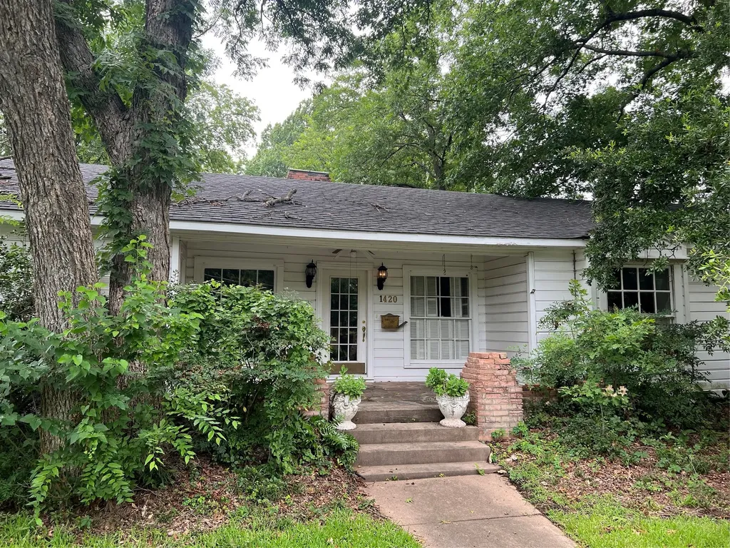 1420 N Shannon Street Sherman TX 75092