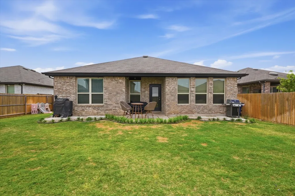 924 Ravenwood Lane Van Alstyne TX 75495