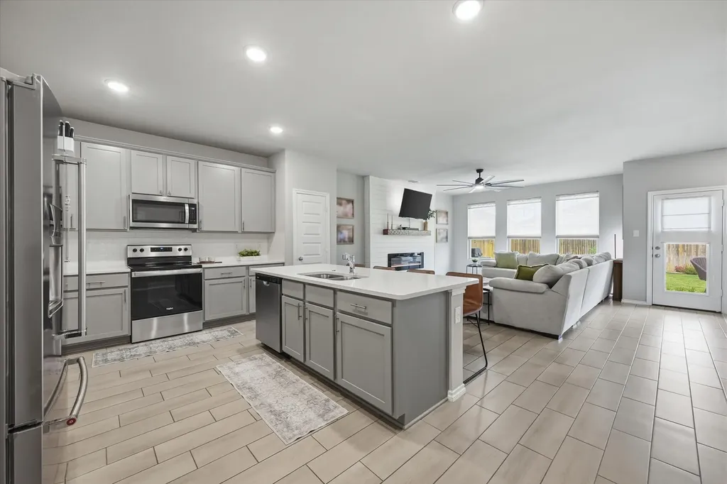 924 Ravenwood Lane Van Alstyne TX 75495