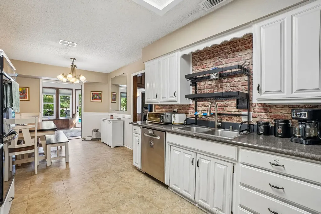 6102 Waterview Drive Arlington TX 76016