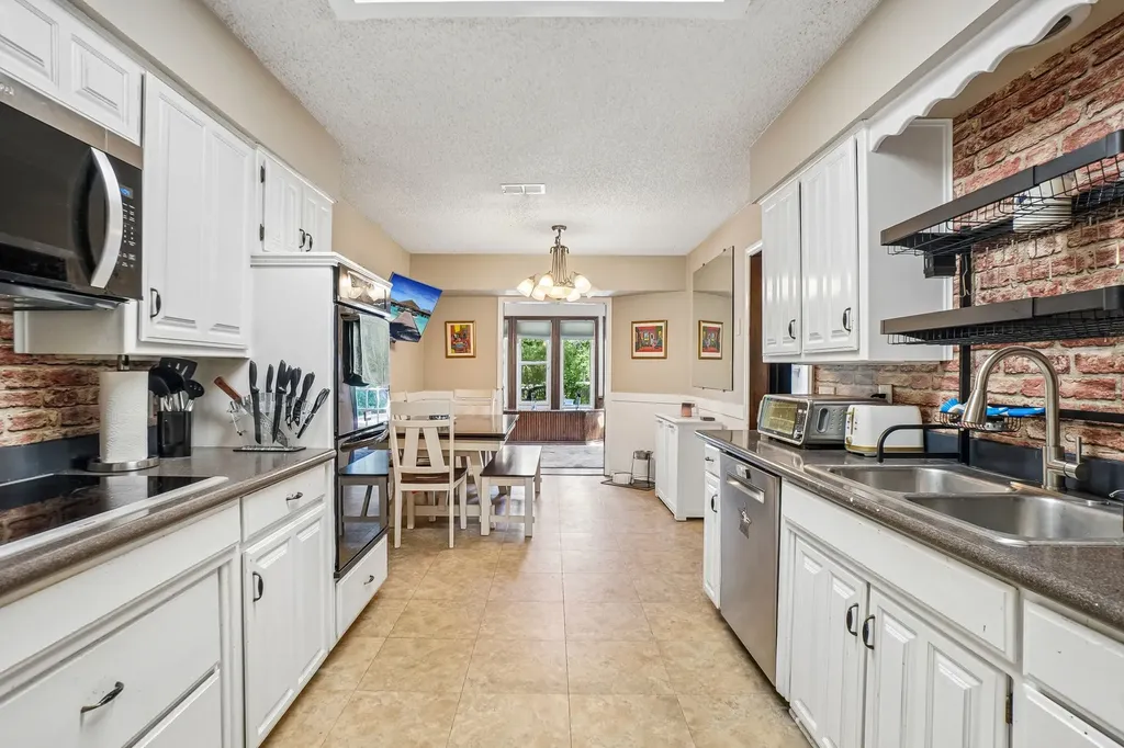 6102 Waterview Drive Arlington TX 76016