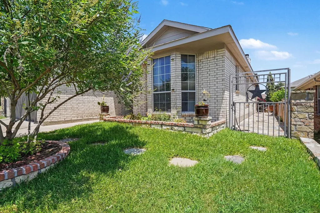 9936 Blue Bell Drive Fort Worth TX 76108