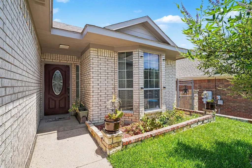 9936 Blue Bell Drive Fort Worth TX 76108