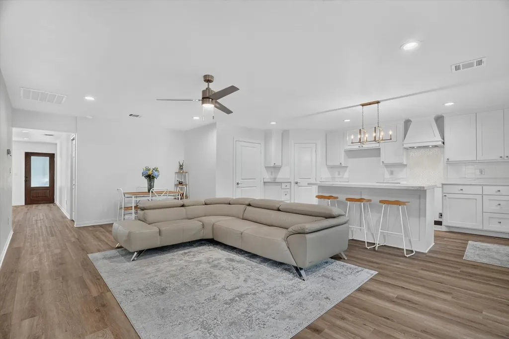 7007 Clarke Drive Lake Worth TX 76135