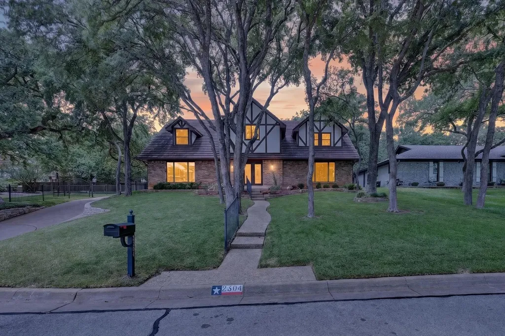2304 Wakeforest Court Arlington TX 76012