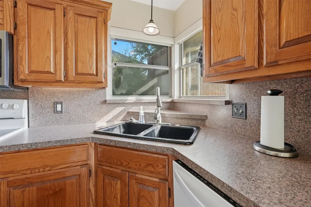 708 Hillcrest Drive Cleburne TX 76033