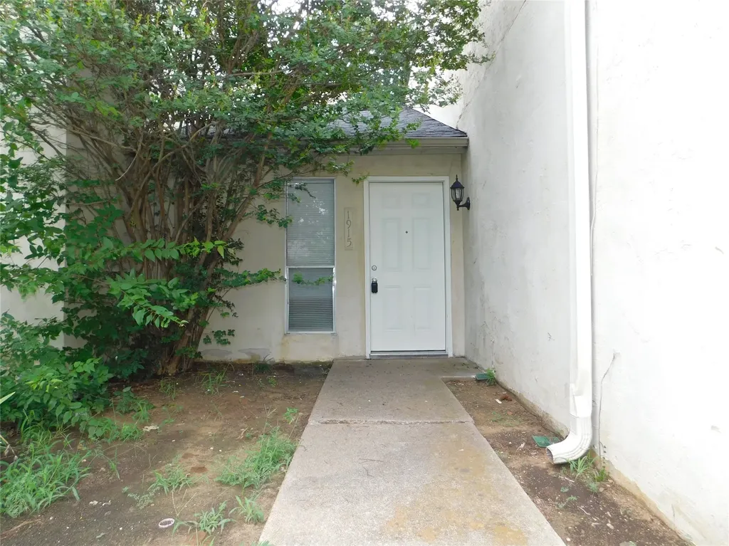 1915 Kingswood Court Denton TX 76205