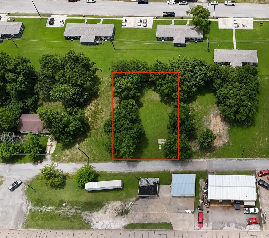 810 E 3rd Street Bonham TX 75418