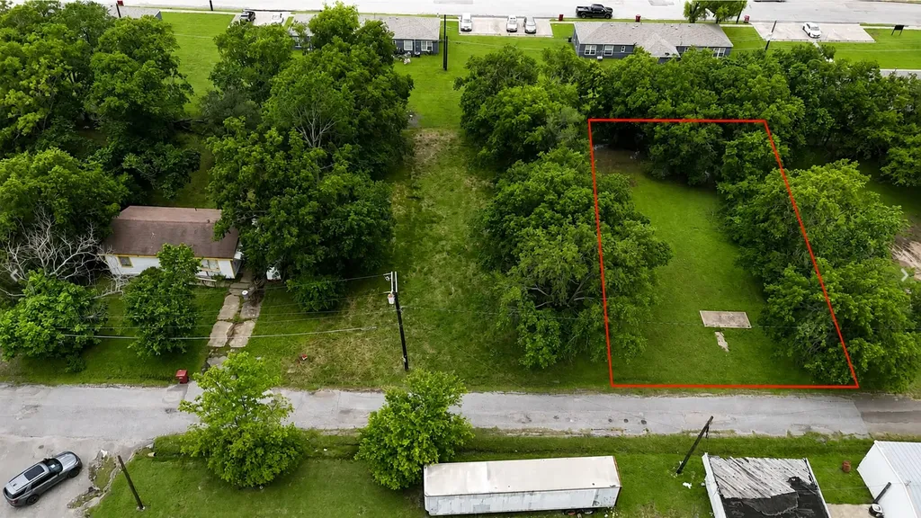 810 E 3rd Street Bonham TX 75418
