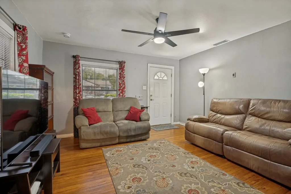 4014 Poinsettia Drive Dallas TX 75211