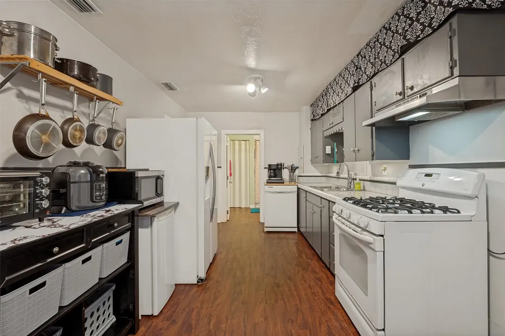 4014 Poinsettia Drive Dallas TX 75211