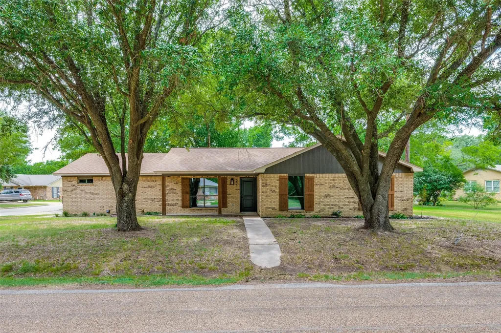 221 N 1st Street Mabank TX 75147