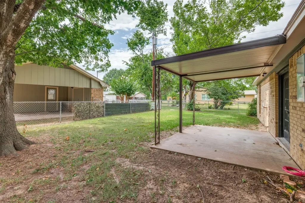 221 N 1st Street Mabank TX 75147