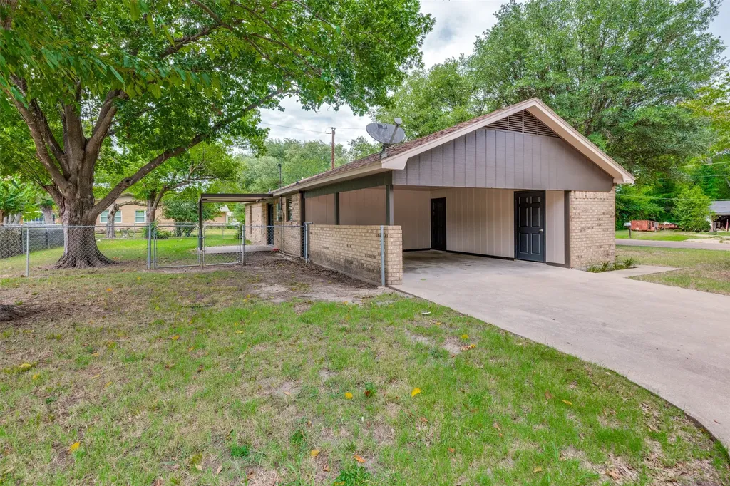 221 N 1st Street Mabank TX 75147