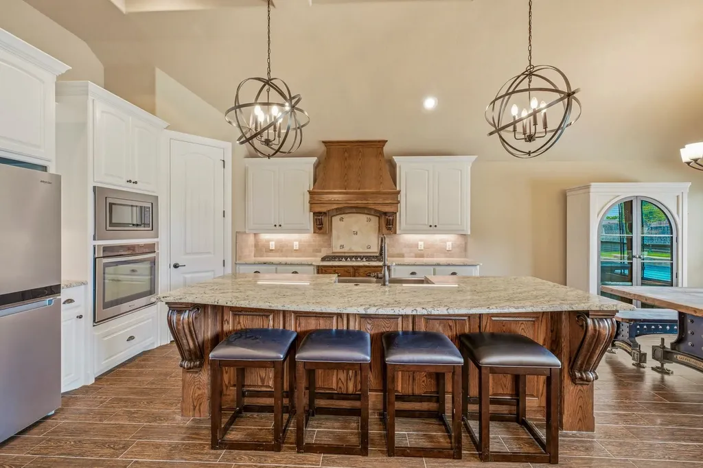 1010 Anna Circle Granbury TX 76048