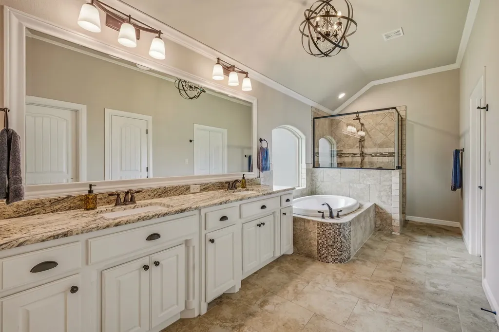 1010 Anna Circle Granbury TX 76048