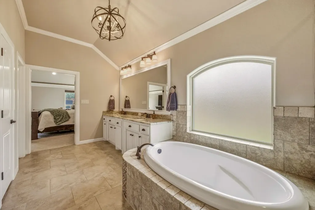 1010 Anna Circle Granbury TX 76048