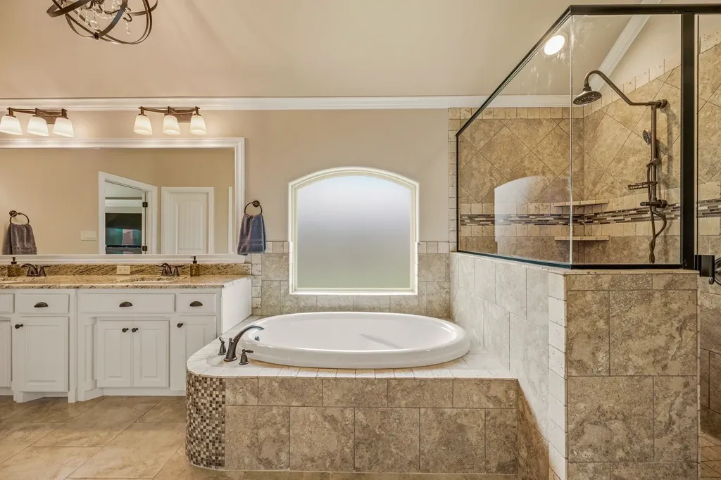1010 Anna Circle Granbury TX 76048