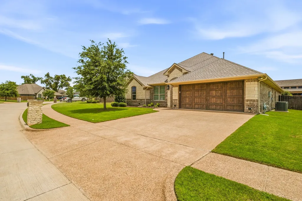 1010 Anna Circle Granbury TX 76048