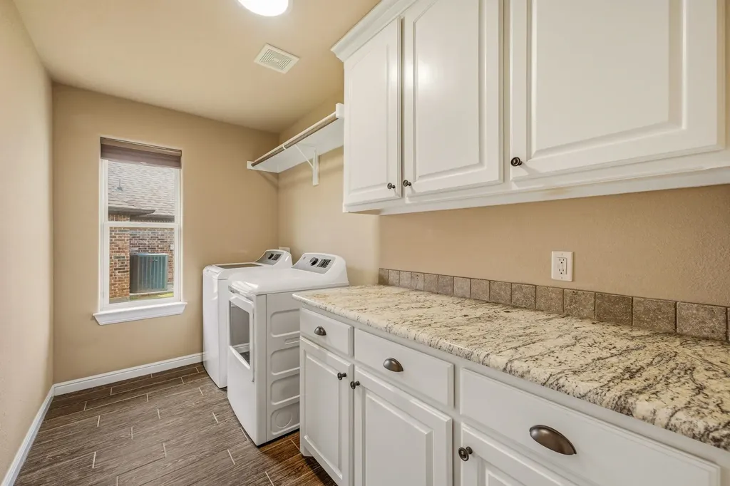 1010 Anna Circle Granbury TX 76048
