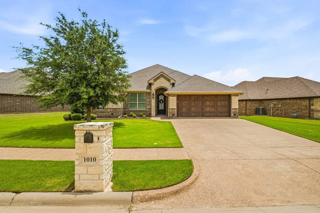 1010 Anna Circle Granbury TX 76048